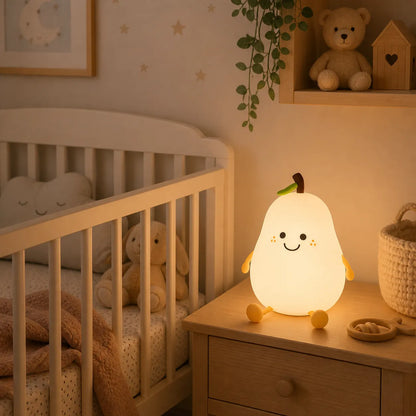 veilleuse bébé poire lumineuse dans chambre bébé ambiance nuit douce éclairage rassurant