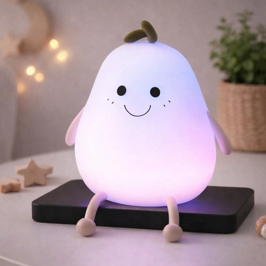 Veilleuse poire bébé lumineuse sur table avec décor doux