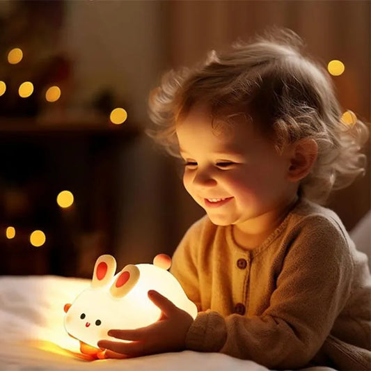 Bébé émerveillé par la veilleuse lapin