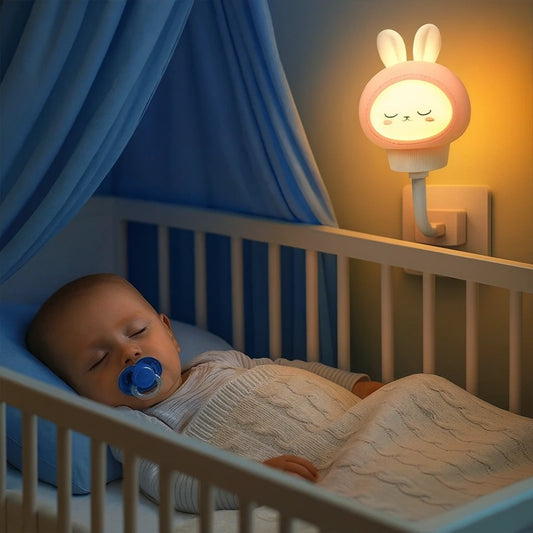 Veilleuse LED lapin murale allumée dans un lit bébé bleu