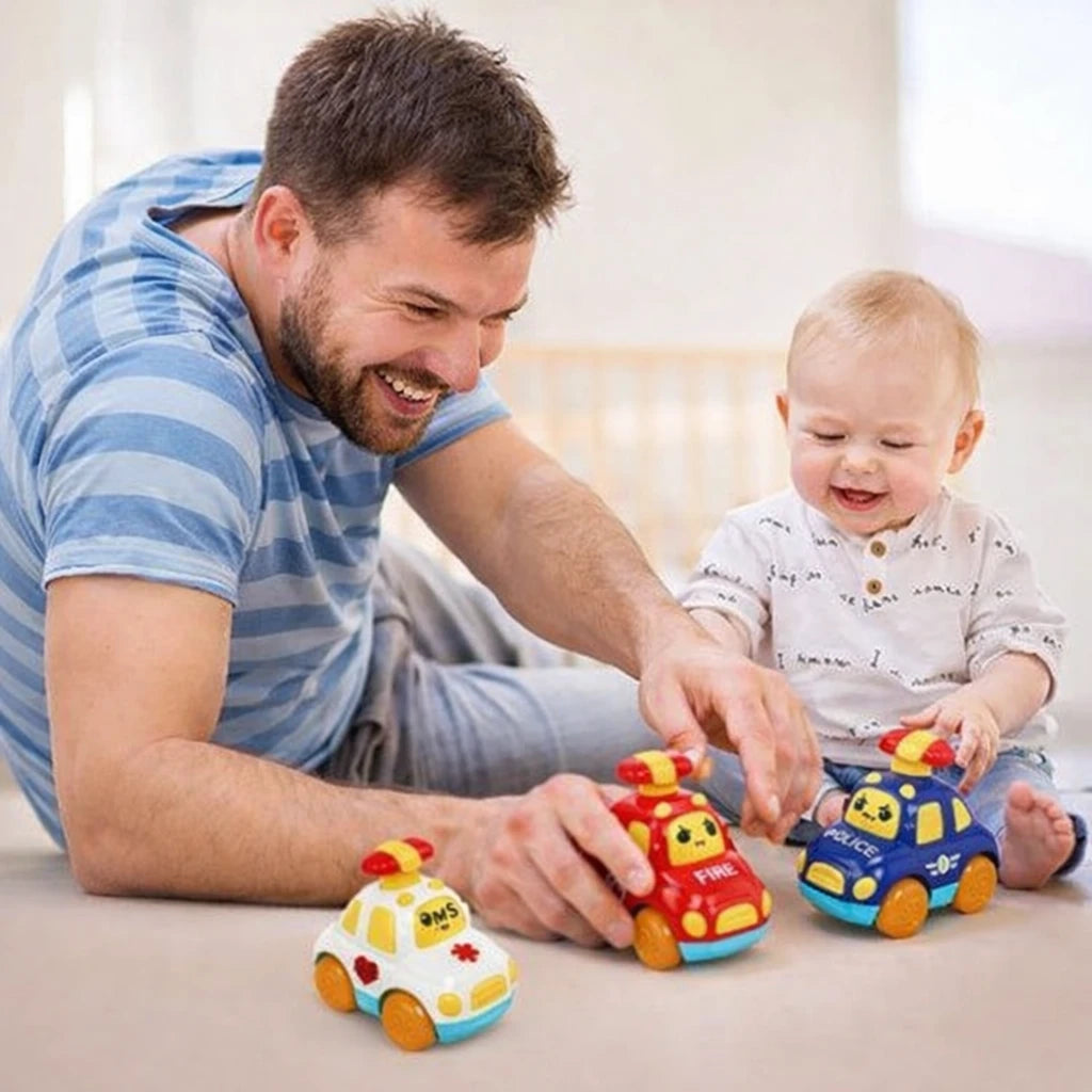 Papa joyeux jouant avec son bébé et des voitures jouets press and go colorées.