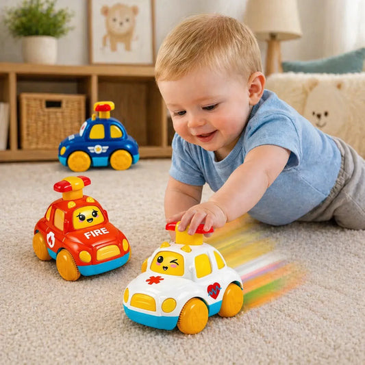 bébé jouant avec voiture jouet press and go dans chambre enfant avec décor doux et coloré